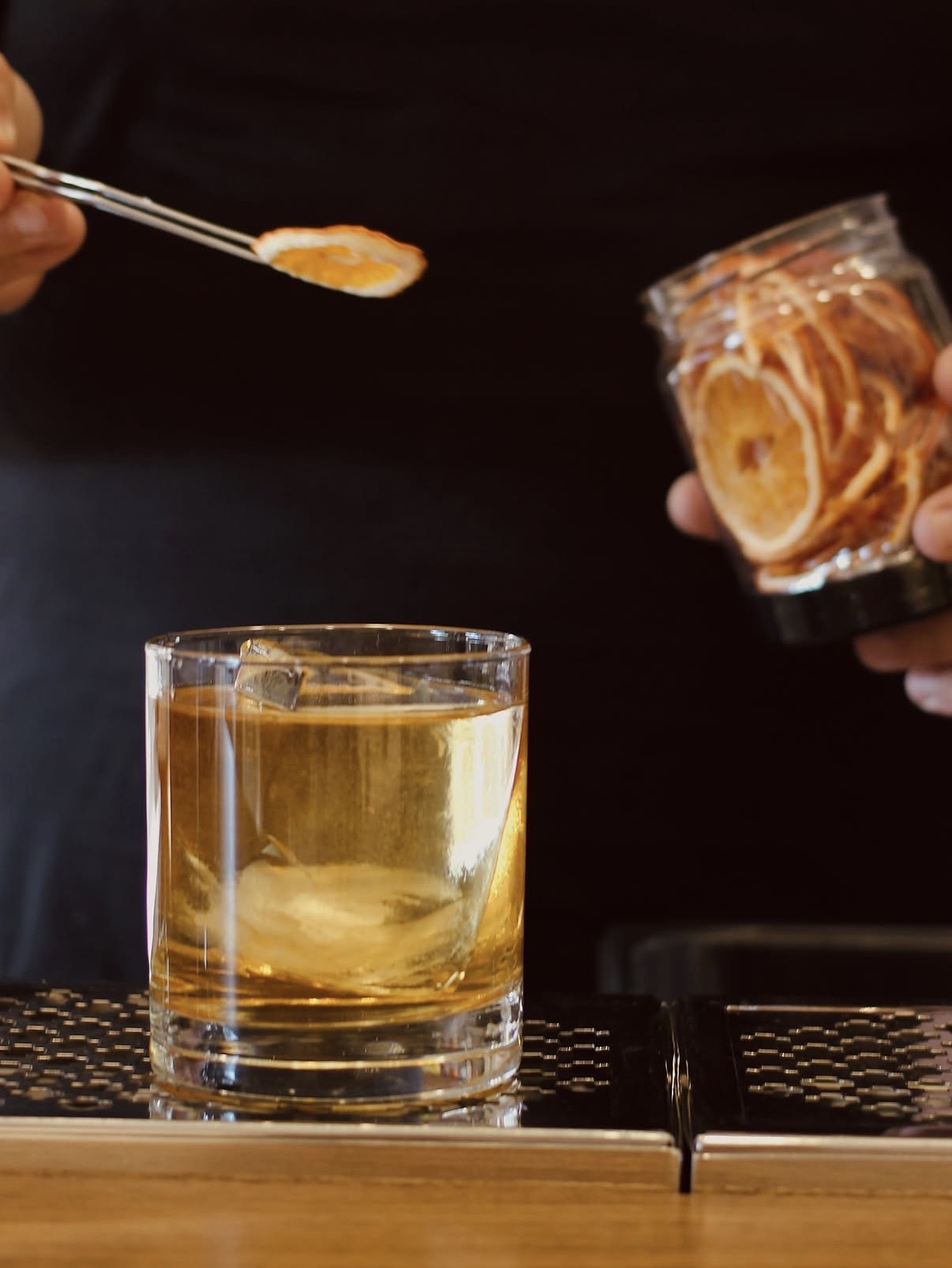 Old fashioned con guarnizione di agrume disidratato
