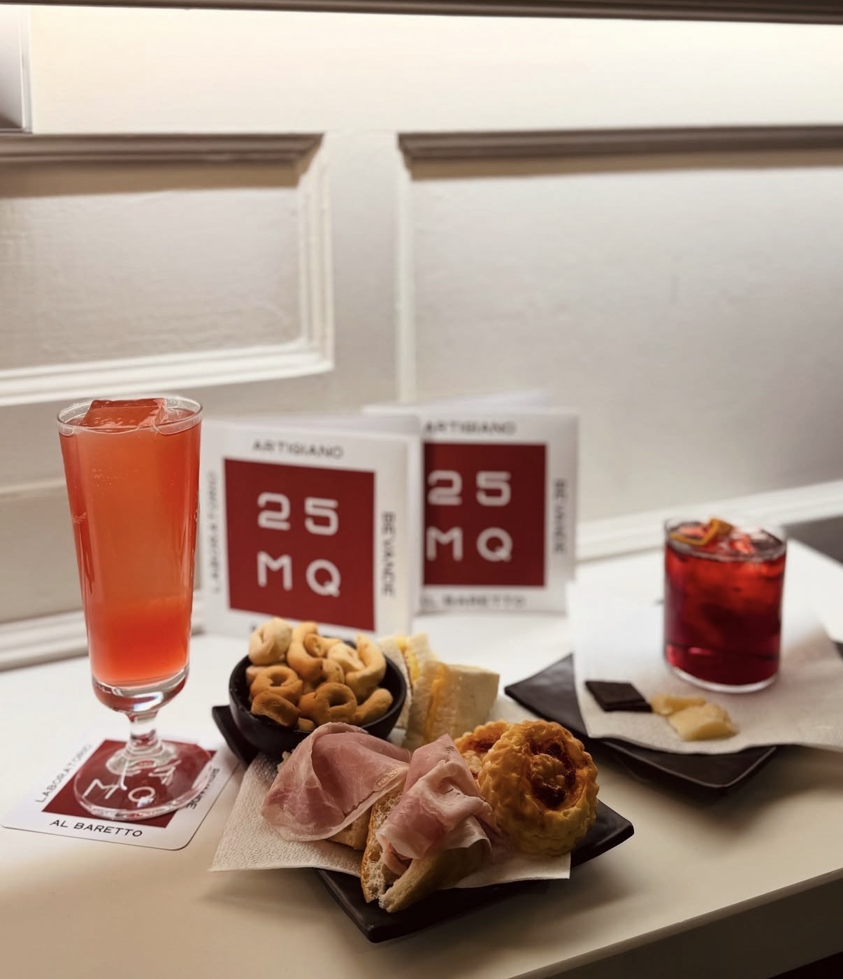 Aperitivo 25MQ con tagliere, taralli e cocktail