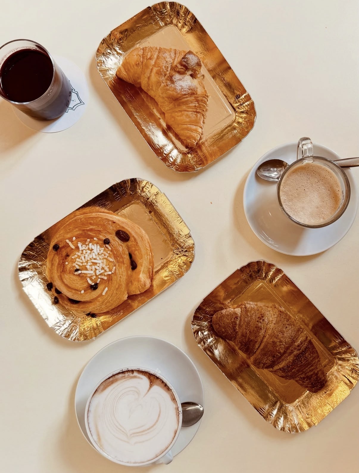 Selezione di colazioni: cornetti, brioche e caffè