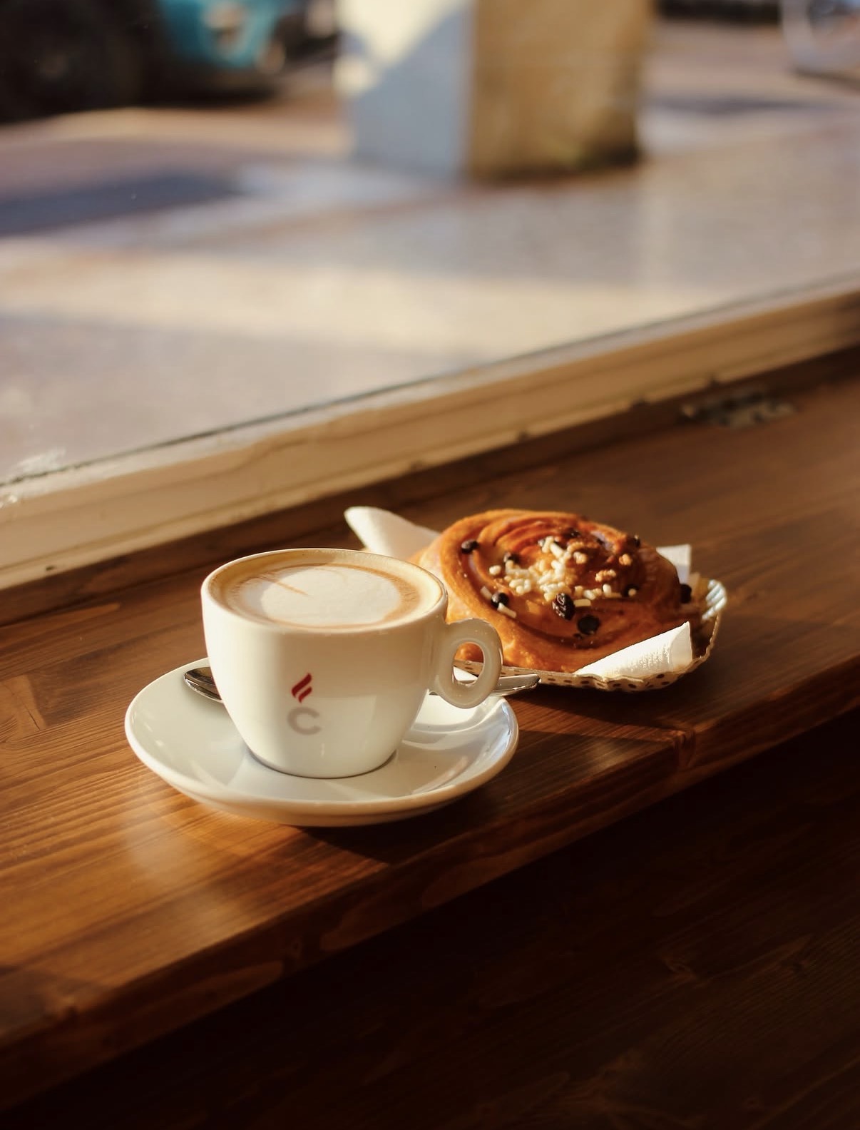 Cappuccino e brioche fresca alla luce del mattino